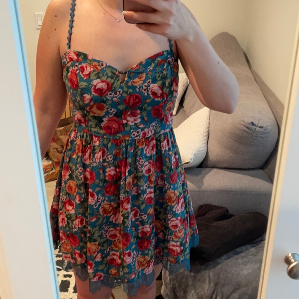 En Creme Floral dress with lace